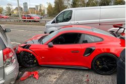 Siêu xe Porsche 911 vừa rời showroom đã gặp nạn, nát đầu