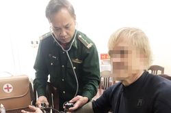 Du khách Đức đang lướt ván ở bờ biển bị sóng cuốn