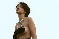 Gigi Hadid đội tóc giả, chụp ảnh bán khỏa thân giữa trời lạnh