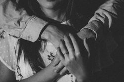 Chồng lén gửi tiền cho mẹ chồng hàng tháng, có cách nào cản?