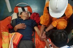 Kịp thời cấp cứu thuyền viên bị tai nạn trên vùng biển Hoàng Sa