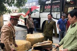 'Chặn đứng' tài xế ô tô chở hàng lậu, tăng ga bỏ chạy khi bị CSGT 'tuýt còi'