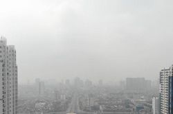 Ô nhiễm không khí lên kịch khung, sương mù dày đặc vẫn bao phủ Hà Nội vào giữa trưa