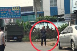 Bình Dương: Người đàn ông tự kề dao vào cổ rồi chạy vào nhà dân cố thủ