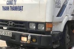 Xe tải chở keo va chạm xe máy, chồng tử vong vợ nguy kịch