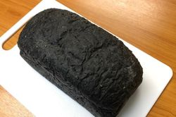 Tận mục loại bánh mì 'đen như than' gây sốt ở Nhật