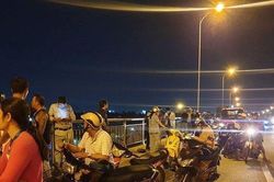 Trắng đêm tìm kiếm bé gái mặc đồng phục học sinh gieo mình xuống sông Sài Gòn