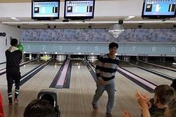 Không được đá bóng, Công Phượng đi... chơi bowling ở Bỉ