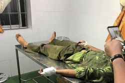 Một cán bộ kiểm lâm bị chém trọng thương khi vây bắt lâm tặc