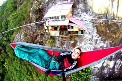 Nhà nghỉ cheo leo vách đá không dành cho hội yếu tim
