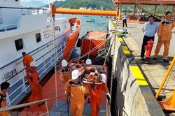 Cứu nạn thuyền trưởng bị đau nặng trên vùng biển Hoàng Sa