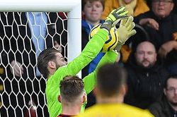 Cận cảnh sai lầm ngớ ngẩn của De Gea khiến M.U thua tủi hổ