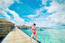 Ngọc Trinh tặng bikini cũ cho Trang Trần