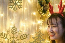 Những bóng hồng xinh đẹp xuống phố đón Giáng sinh