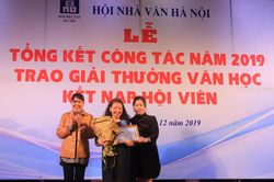 Nhà văn Lê Minh Khuê giành giải Thành tựu trọn đời, 'Thị dân tiểu thuyết' của Nguyễn Việt Hà đoạt giải thưởng văn xuôi