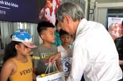Tặng quà cho trẻ em nghèo làng bè Tân Mai