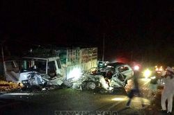 Xe tải đâm xe máy rơi xuống mương, 3 người tử vong tại chỗ