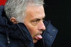 Ngang nhiên xem trộm chiến thuật đối thủ, Mourinho lĩnh thẻ hy hữu