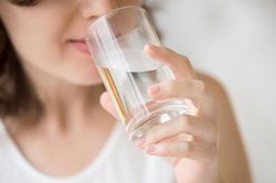 Những cách uống nước 'hủy diệt' gan thận, nhiều người Việt đang làm hàng ngày