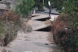 Đường sụt lún, gây ách tắc giao thông