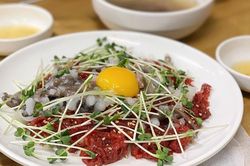Thịt bò sống kết hợp bạch tuộc còn ngọ nguậy ở Hàn Quốc