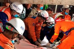 Sập nhà làm 36 người chết, TT Hun Sen nói 'ở Mỹ cũng sập nhà'