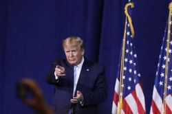 Tổng thống Trump tuyên bố sẽ đáp trả Iran bằng vũ khí 'rất mới, rất đẹp' nếu bị tấn công