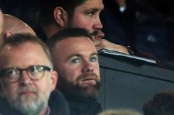 Rooney bần thần ngồi nhìn M.U bị Man City hành hạ ở Old Trafford