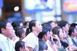 Cảnh chen lấn giữa 'biển người' ở Tân Sơn Nhất vì 'một Việt kiều về cả họ đi đón'