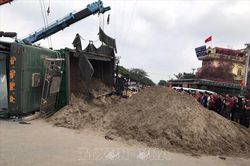 Xe ben chở cát bị lật đè lên xe máy làm ba ông cháu thương vong