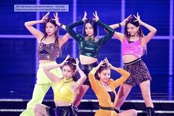 Stylist của ITZY bị ném đá khi cho 5 cô gái mặc đồ quá lòe loẹt