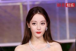 Địch Lệ Nhiệt Ba: Từ nàng công chúa sang chảnh trở thành nữ thần quyến rũ