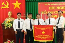 Trà Vinh: TAND hai cấp tỉnh Trà Vinh đón nhận Cờ thi đua Chính phủ