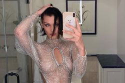 Bella Hadid không ngại diện váy xuyên thấu lộ hết nội y