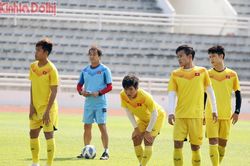 U23 Việt Nam rèn quân trong nắng trước giờ di chuyển về Bangkok