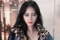 Nữ diễn viên Hàn luôn nổi bật với kiểu trang điểm không giống ai