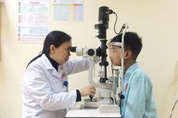 Học chế pháo nổ trên mạng, bé trai 13 tuổi suýt mù mắt