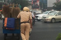 Dân mạng tán dương hành động đẹp của CSGT giữa vòng vây xe cộ ngày cận Tết