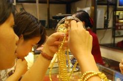 Giá vàng hôm nay 17/1: Vừa tăng cao, vàng 9999, vàng SJC lại ngập ngừng xuống giá