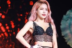 Main vocal quyễn rũ hàng đầu Kpop gây sốc khi tiết lộ 'né' SM vì tự ti về ngoại hình, thử giọng gần 50 lần nhưng trượt gần hết!