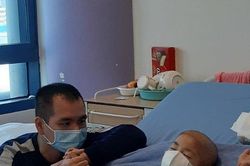 Nghẹn lòng tâm sự của ông bố cùng con chiến đấu ung thư: Còn được bên con thì ngày nào cũng là Tết!