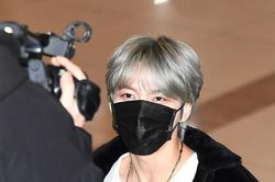 Dù chấn thương và bó bột tay trong đêm 30 Tết, Kim Jae Joong nhất quyết không hủy show!