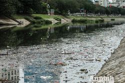 Sau 3 ngày tết, sông Tô Lịch ngập ngụa đủ loại rác thải