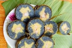 Bánh chưng đen - đặc sản ngày Tết của đồng bào dân tộc Tày
