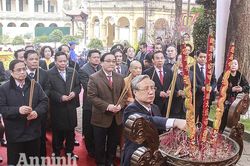 Lãnh đạo Đảng, Nhà nước, TP Hà Nội dâng hương, trồng cây đầu xuân tại Hoàng Thành Thăng Long
