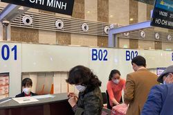 Hành khách, tiếp viên đeo khẩu trang kín mít ở sân bay ngày đầu năm