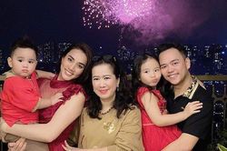 Trang Nhung ra Hà Nội ăn Tết cùng ông xã, thân thiết với mẹ chồng là nhà văn Thu Huệ