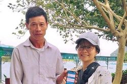 Nữ du khách Trung Quốc cảm động trước hành động của nam thuyền viên
