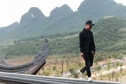 Chàng trai bị chỉ trích vì trèo lên mái chùa Tam Chúc chụp ảnh sống ảo