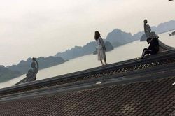 'Nổi sóng' mạng: Ngán ngẩm cảnh nam thanh nữ tú trèo lên mái chùa 'sống ảo'